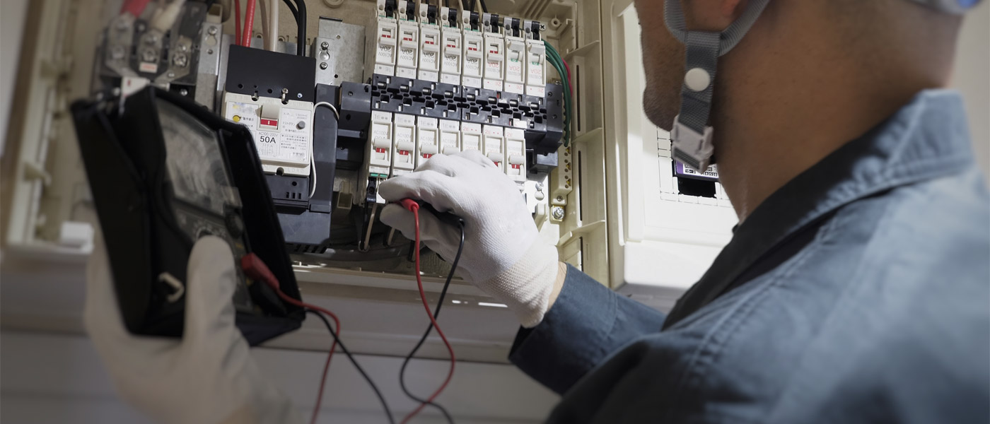 配電盤のチェックを行う男性
