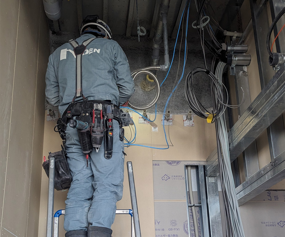 電気工事を行う職人