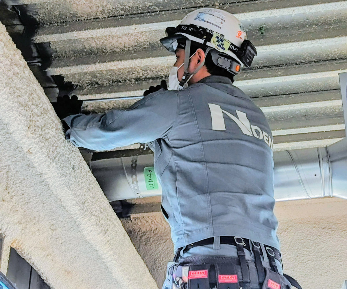 電気工事を行う職人