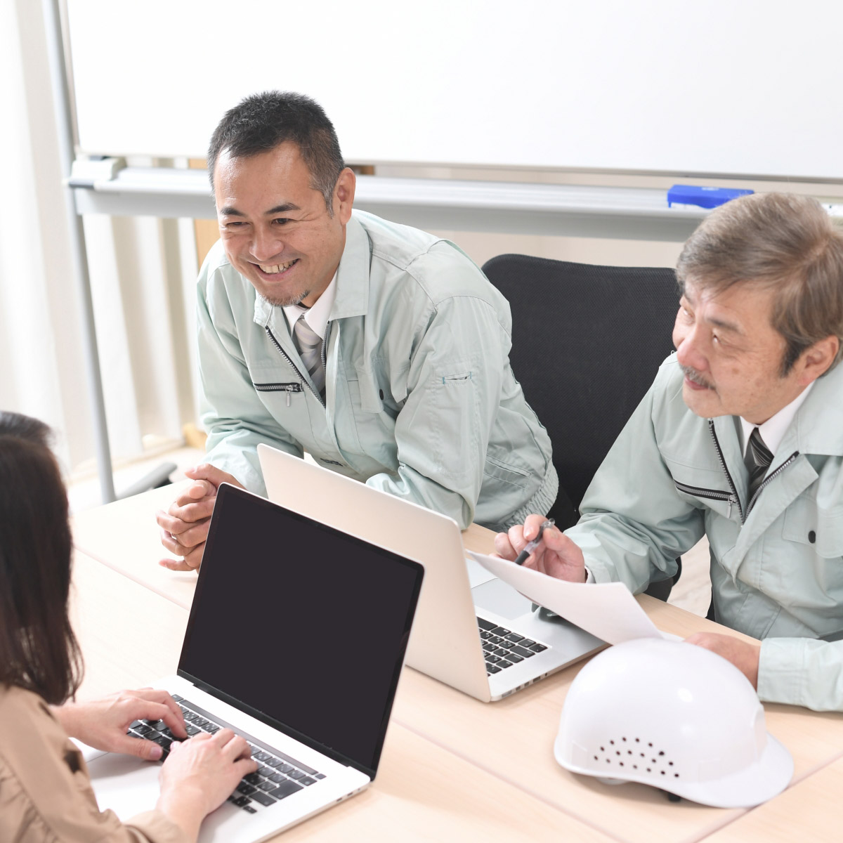 話し合う現場の仲間たち